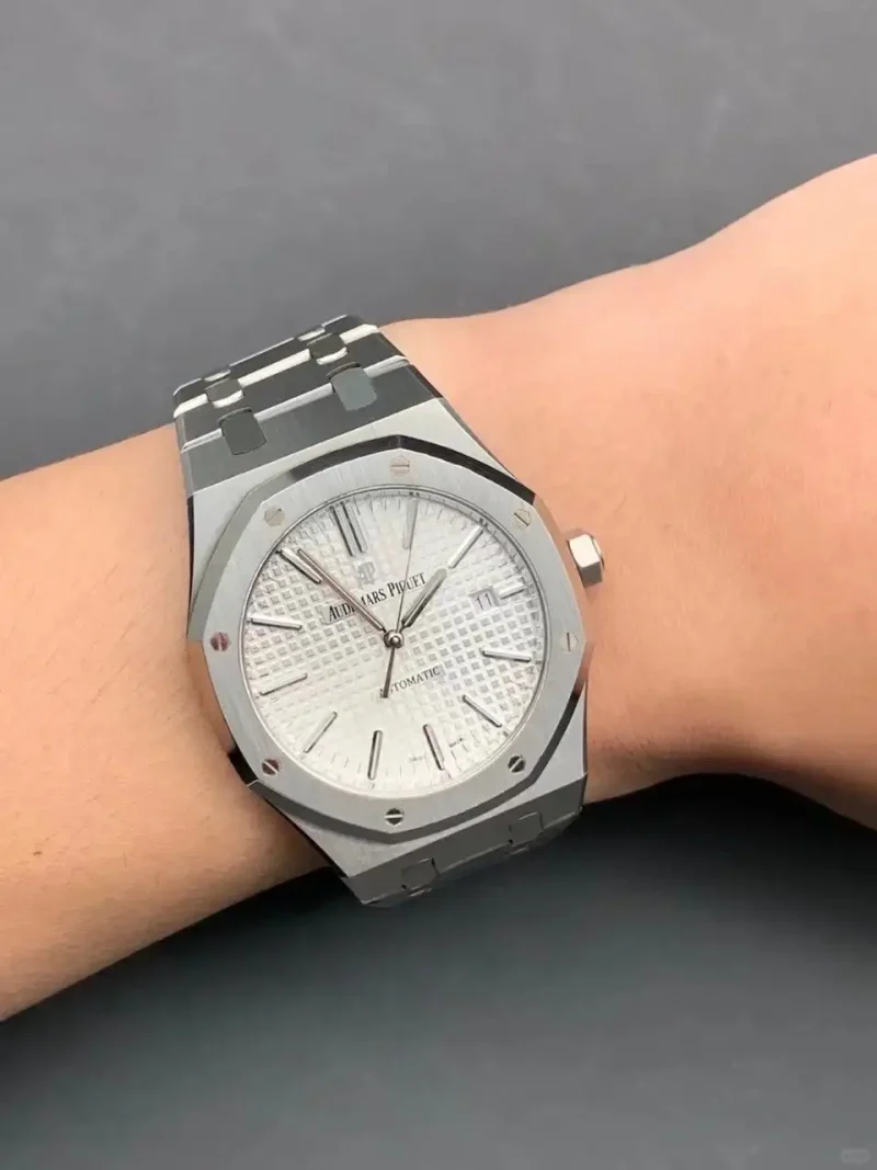 Audemars Piguet Royal Oak Selfwinding Silver 15400ST.OO.1220ST.02 - Image 6
