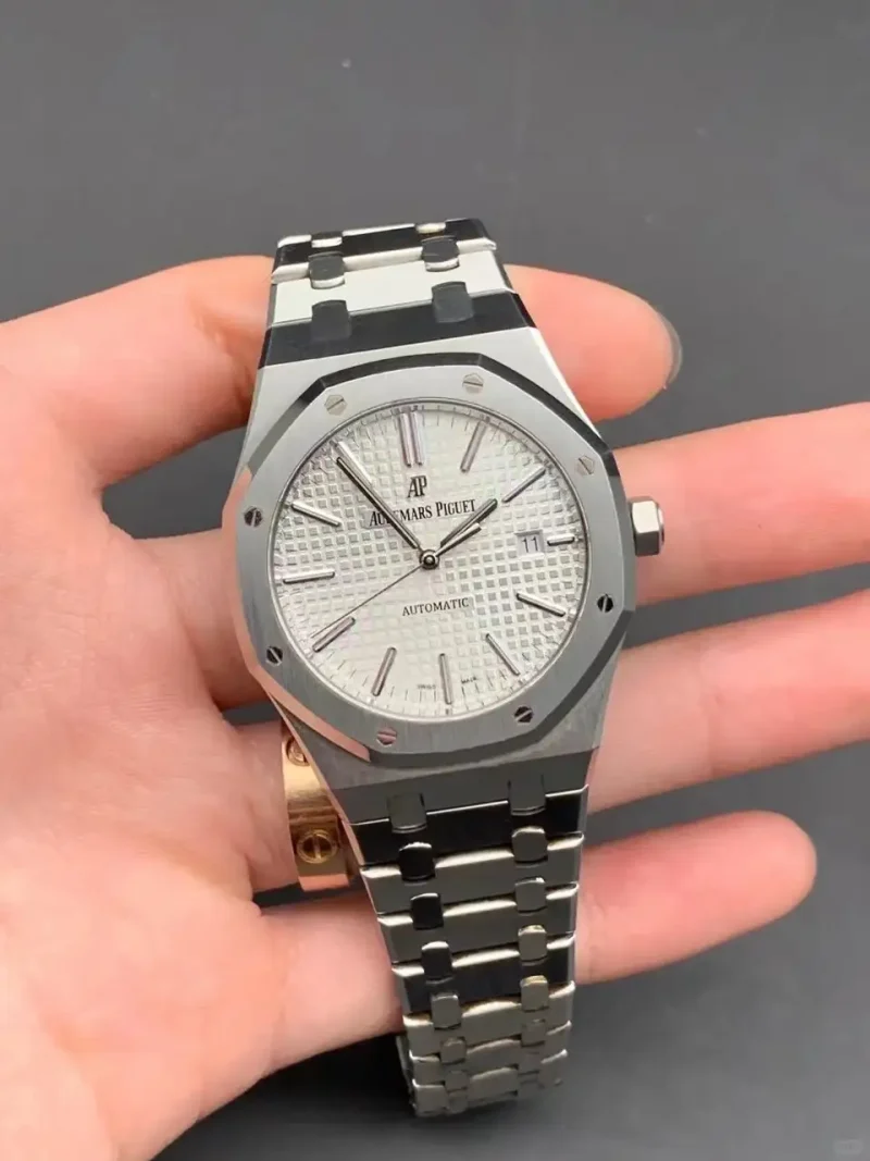 Audemars Piguet Royal Oak Selfwinding Silver 15400ST.OO.1220ST.02 - Image 2