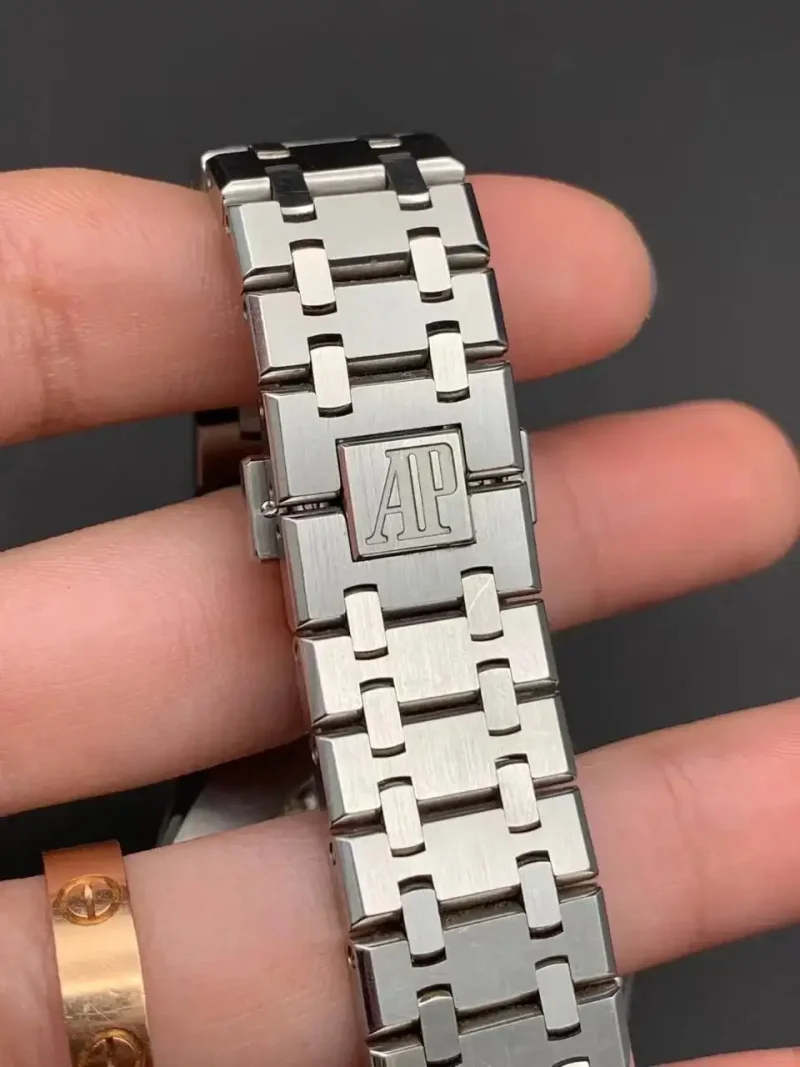 Audemars Piguet Royal Oak Selfwinding Silver 15400ST.OO.1220ST.02 - Image 5