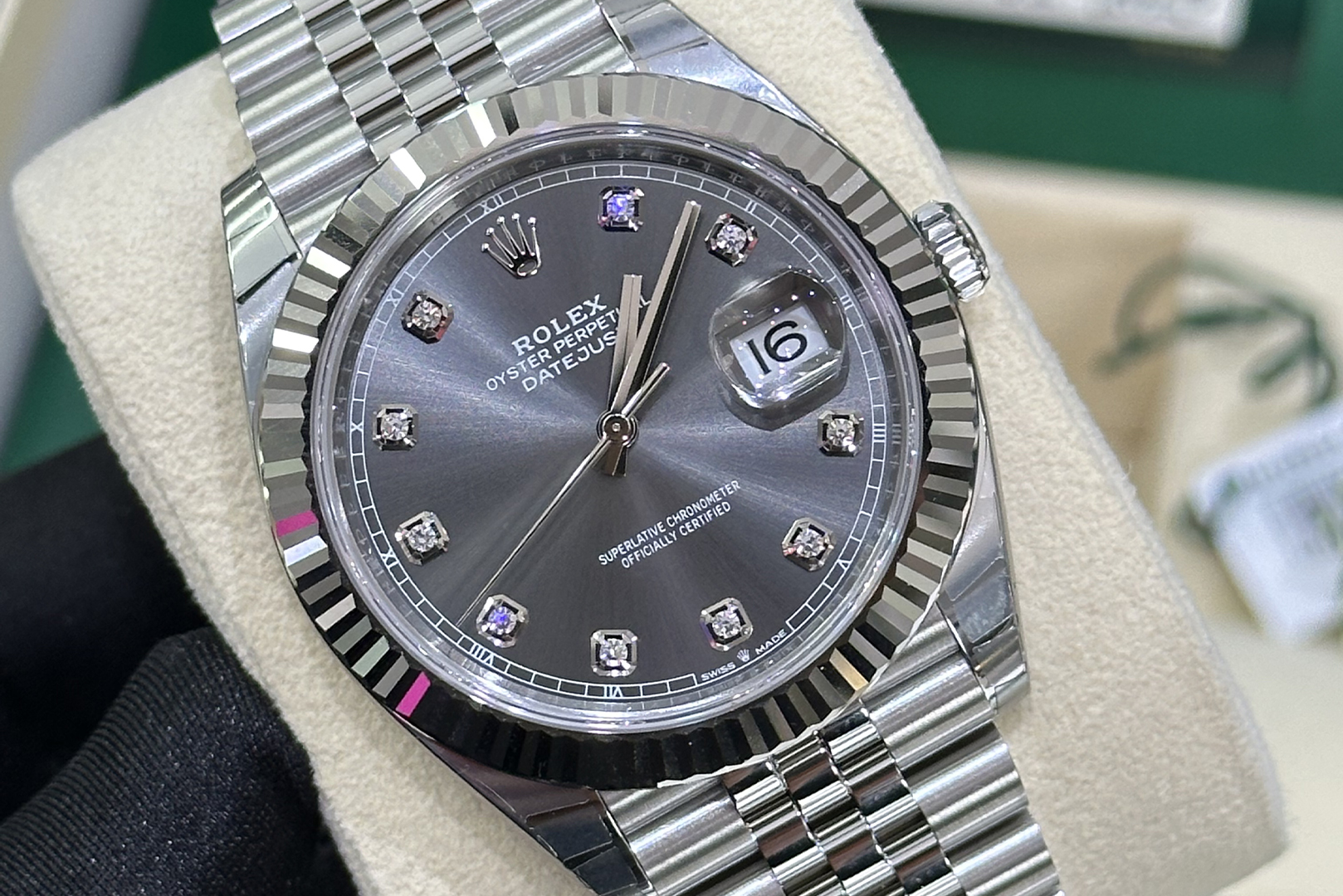 Analysis of Rolex 3235 Datejust: Genuine vs. CLEAN Factory Replica