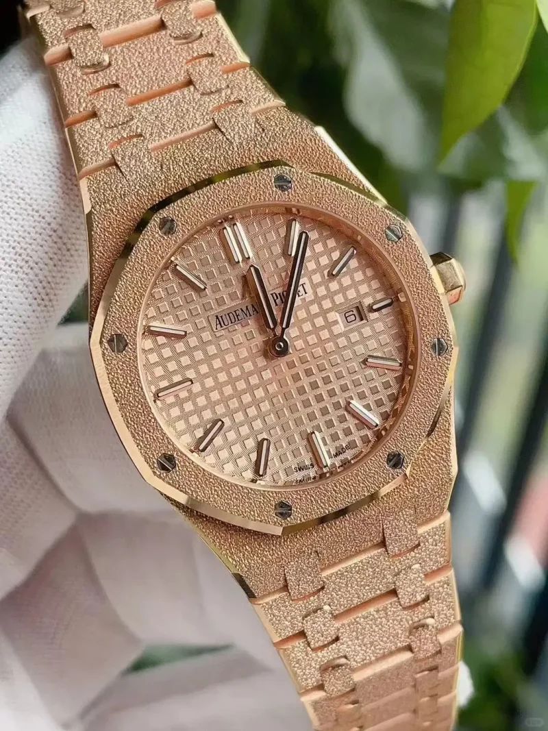 Audemars Piguet Royal Oak Frosted Gold Quartz Gold 67653OR.GG.1263OR.02 - Image 2