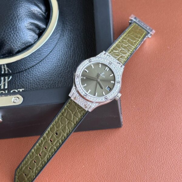 Replica Hublot Replica 1:1 Watch Classic Fusion With Full Diamonds Women's Green 33mm - Top Watch