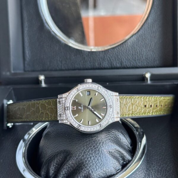 Replica Hublot Replica 1:1 Watch Classic Fusion With Full Diamonds Women's Green 33mm - Top Watch - Image 2