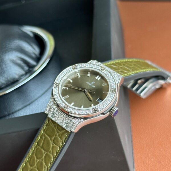 Replica Hublot Replica 1:1 Watch Classic Fusion With Full Diamonds Women's Green 33mm - Top Watch - Image 3