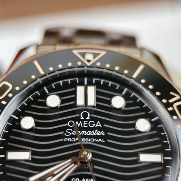 Swiss 1:1 Omega Replica 1:1 Watch Seamaster Black Wave Pattern Demi Factory VS 42mm - Top Watch - Image 4