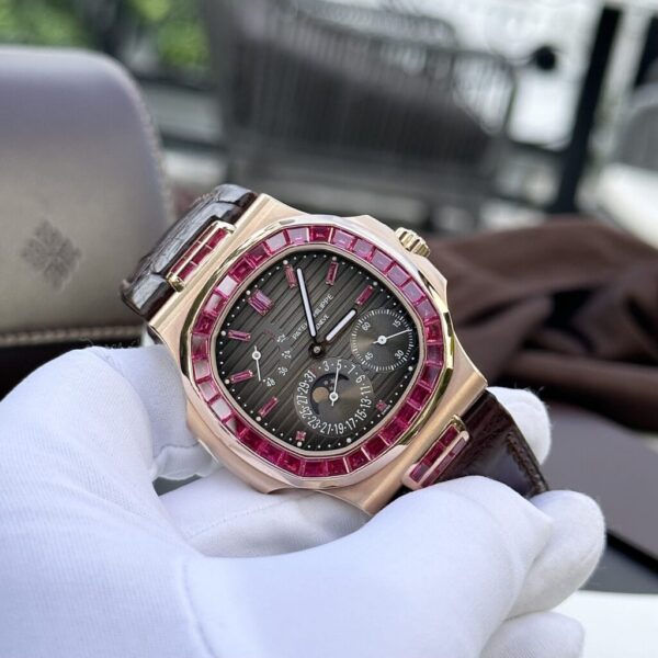 Swiss 1:1 Patek Philippe Nautilus 5724 Gold Wrapped With Ruby Replica Watch 40mm - Top Watch - Image 3