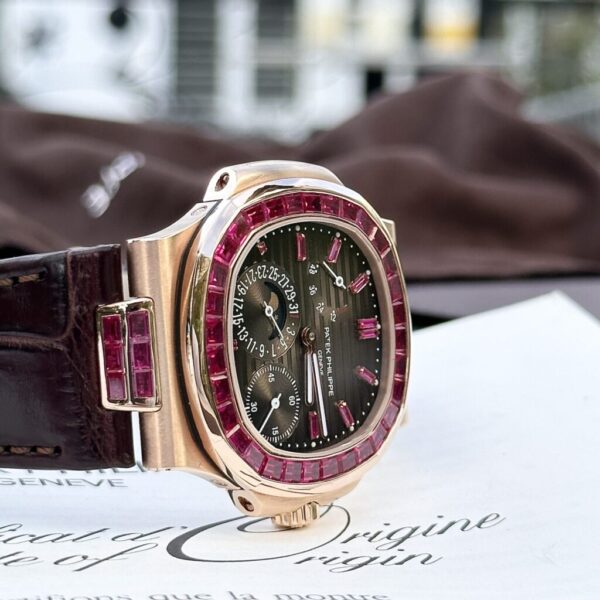 Swiss 1:1 Patek Philippe Nautilus 5724 Gold Wrapped With Ruby Replica Watch 40mm - Top Watch - Image 6