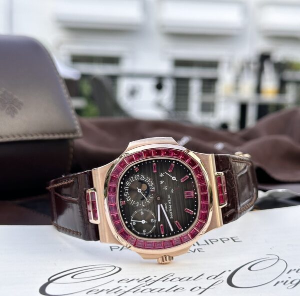 Swiss 1:1 Patek Philippe Nautilus 5724 Gold Wrapped With Ruby Replica Watch 40mm - Top Watch - Image 7