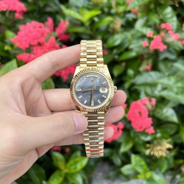 Swiss 1:1 Rolex Replica Watch Day-Date Purple Mother of Pearl Dial Yellow Gold 40mm - Top Watch
